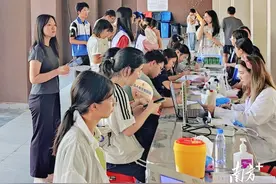 爱心献血进校园！华南师范大学汕尾校区献血现场暖人心图片