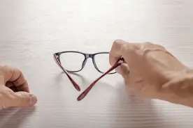 爸妈！这种老花镜千万别买！越戴眼睛越花图片