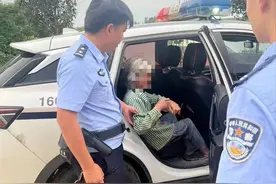 八旬老人出门散步未归，民警八小时搜寻成功找回图片