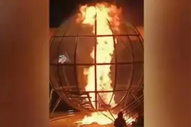 “铁笼飞车”突然起火，车手倒在火焰中，景区发声图片
