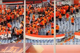 泰山对阵上港再度一球败北，泰山队球迷二度提前离场表达失望图片