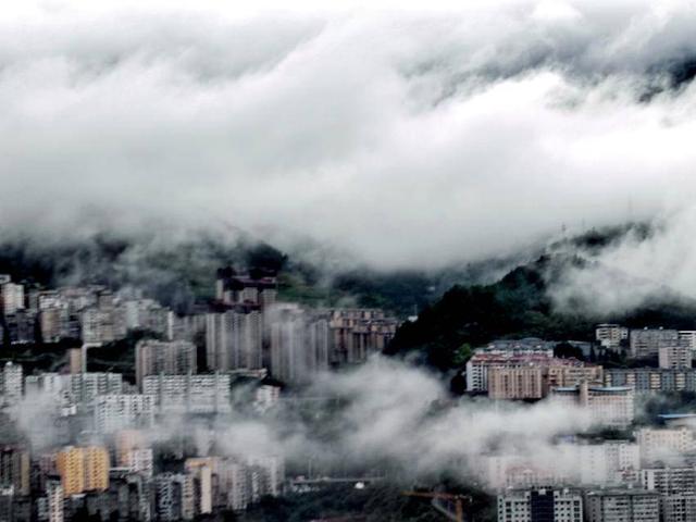 巴东：云雾绕山间 山城入画来