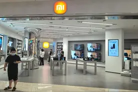 一觉睡醒，男子懵了！新买的小米折叠手机，突然“漏”了……图片