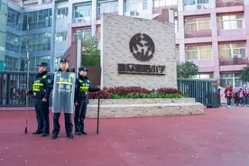 站好“护学岗”，他们这么做图片