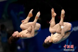 世锦赛：中国跳水新组合摘金 覃海洋百米蛙泳夺冠图片