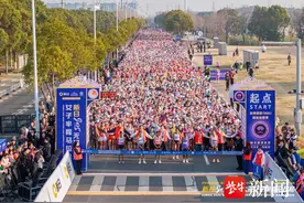 国内最高级别女子半程马拉松在无锡开跑图片