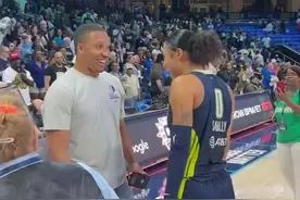 🧐格威穿印有WNBA美女球员上衣 曾拥抱女方&疑似索要对方号码图片