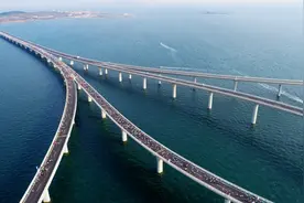 2023青岛海上马拉松：踏浪追风，尽享蓝色盛宴图片