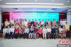 老挝“六七”学校校友及子女友好访问团参访“六七”学校旧址图片