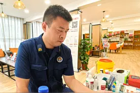 武汉“火焰蓝”里的“熊猫大侠”：因是“熊猫血”14年共献血8次总量2330毫升图片