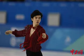 韩国队包揽亚冬会花样滑冰女单、男单金牌图片