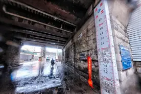 三孔桥下积水如何排走？最深处约1米，5台水泵抽了仨小时图片