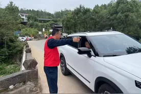 四川剑门关景区：免费停车泊位超七千个，百辆摆渡车穿梭忙图片