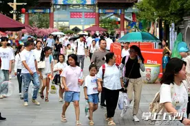 组图｜长沙方特：迎来暑期首波客流高峰图片