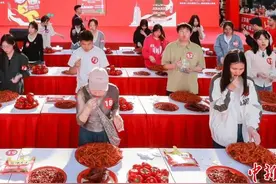 千人见证吃辣挑战赛 江西萍乡小伙5分钟吃46根辣条夺冠图片