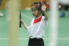 那个深夜在球馆捡瓶子的小女孩，开始练球了！图片