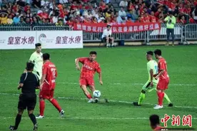 贵州“村超”遇上香港明星队 足球比赛架起友谊桥梁图片