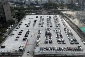 共设450个停车位，嘉定区中心医院临时停车场投入运营图片