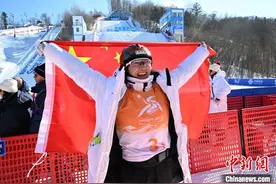 （哈尔滨亚冬会）记者手记：徐梦桃的头盔和熊诗芮的雪板图片