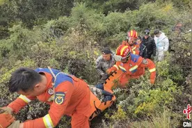 77岁老人被困深山  消警联手10小时两次进山搜救图片