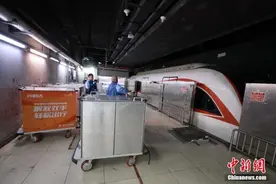 北京大兴机场线试点非高峰时段“运快递”图片