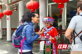 土家霓裳送清凉，柠檬茶香暖人心！张家界国家森林公园门票站“五一”温情服务获赞图片