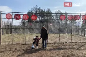 爷爷过年实力宠孙女，用竹木手工打造160平方米笼式足球场，仅花费240余元图片