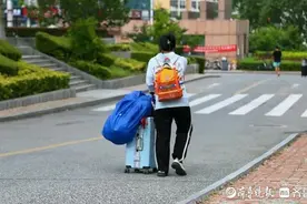 驻烟高校迎来暑假时间图片