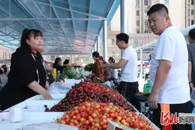 记者走基层｜引摊入市，烟火气里劲吹“文明风”图片