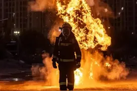 “二踢脚炸面粉”走红网络引发模仿，平台该予以规范图片