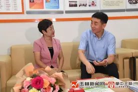 市领导看望慰问教师代表时寄语：不忘立德树人初心 培养更多优秀学生图片