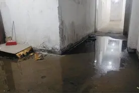 小区地下车库漏水常态化该咋解决？谁为业主安全负责？图片