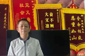 还记得高速上跪下拦车的大叔吗？这一跪改变了他的生活图片