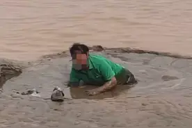 大爷在黄河边打捞王八陷入泥滩，刚被3小伙救出转头又去再次被困图片