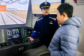 走进地铁模拟舱，解锁地铁司机“神秘日常”            津韵河东     2025年04月0图片