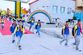 惊喜满满！开学第一天各学校“花式”迎接新生，太欢乐了！图片