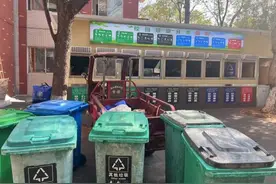 湖南62岁高校环卫大爷自学成“扫地音乐家”，在垃圾站开音乐会图片