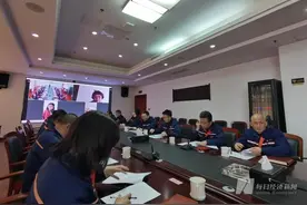 直击股东大会丨新凤鸣董秘杨剑飞：200亿元投资计划是未来5—10年的产能规划   未来涤纶长丝产能增量将明显减少图片