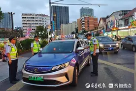 停车1分钟计价器跑了3公里！青岛一出租车安装“跑得快”被查图片