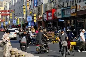 清晨就开始排队！一天卖出1万个！心急的老呼市人已提前出动！没人能空手走出这100米……图片