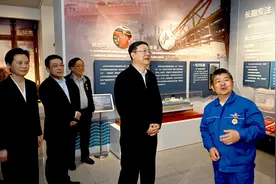 “五一”劳动节到来之际，陈吉宁龚正看望慰问基层一线劳动者和劳模先进代表图片