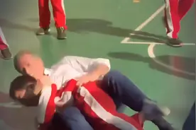 加州州长在北京与小学生篮球过招，意外不慎摔倒，下意识第一时间护住孩子视频封面