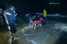 海南三亚海棠湾有鲸鱼搁浅，多部门联合紧急救助图片