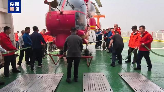 “雪龙”号上首项作业：人力“推飞机”入库