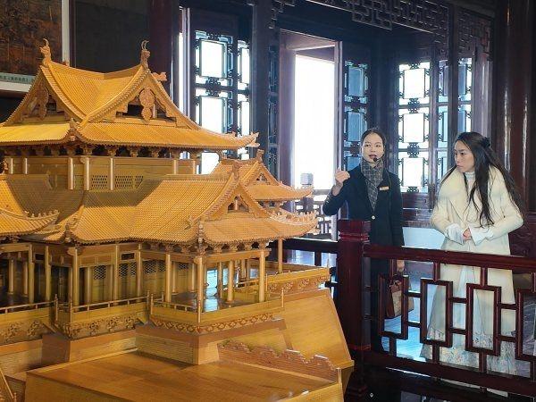 姑娘“手搓”黄鹤楼火了，黄鹤楼“本尊”诚邀见面