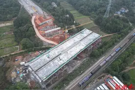 一步到位！湖南最大吨位转体桥成功转体图片