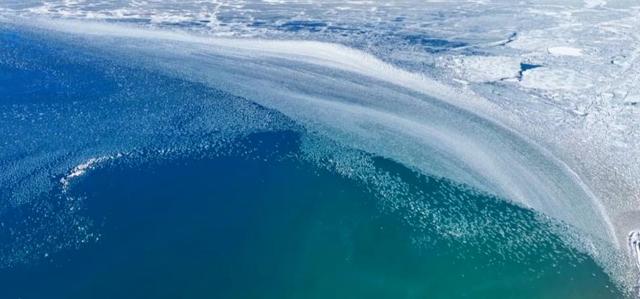 新知|半湖脂玉半湖蓝！赛里木湖冰雪秀浪漫上演