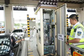 司机取卡、交费自助完成，北京大兴机场高速收费机器人“上岗”图片