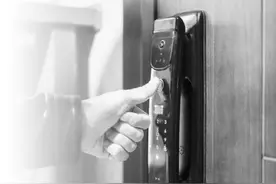 老人指纹变淡，被智能锁“拒之门外”图片