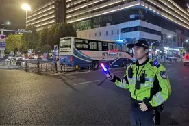 国庆我在岗：武汉江汉交警以坚守与微笑服务获游客点赞图片